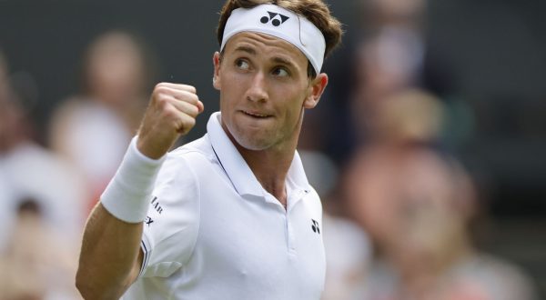 epa10730021 Casper Ruud of Norway reacts to winning a set during his Men's Singles 2nd round match against Liam Broady of Britain at the Wimbledon Championships, Wimbledon, Britain, 06 July 2023.  EPA/TOLGA AKMEN   EDITORIAL USE ONLY  EDITORIAL USE ONLY