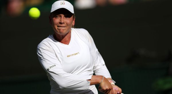 epa10730404 Donna Vekic of Croatia in action during her Women's Singles 2nd round match against Sloane Stephens of USA at the Wimbledon Championships, Wimbledon, Britain, 06 July 2023.  EPA/ISABEL INFANTES   EDITORIAL USE ONLY