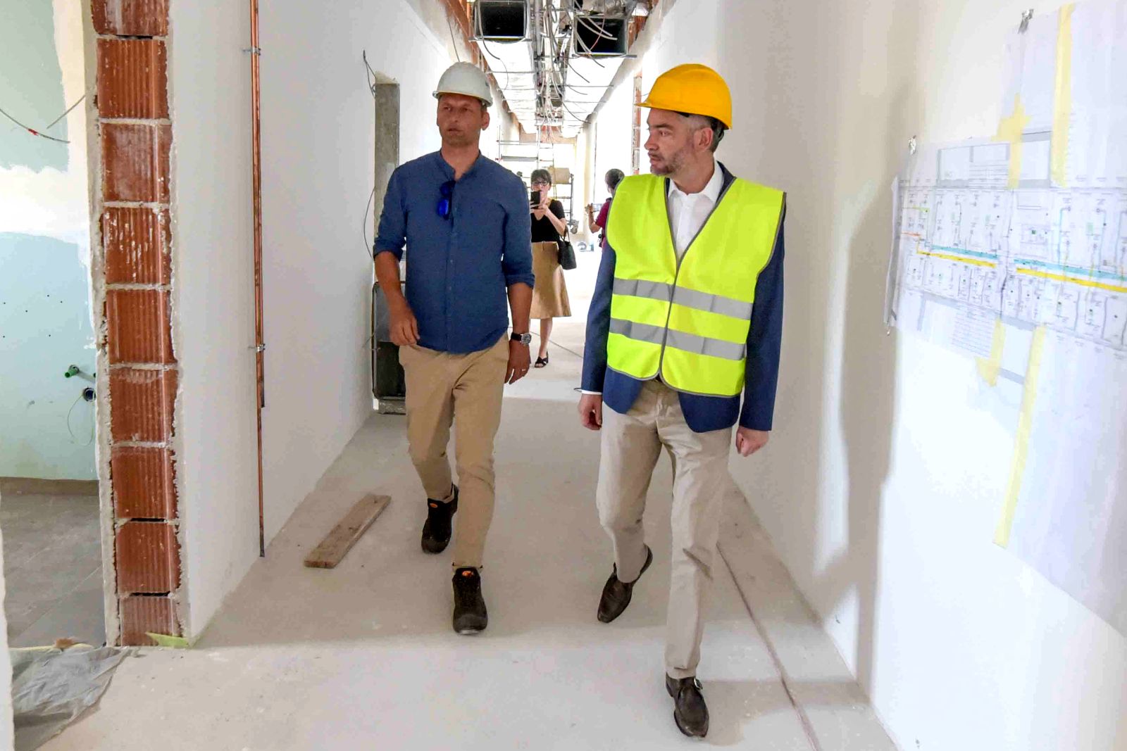 Pula, 07.07.2023. - Izgradnja Centra KLIK Pula, najvećeg županijskog projekta u obrazovanju i budućeg Centra za kompetentno cjeloživotno razvijanje inovativnih znanja i vještina u sektoru ugostiteljstva i turizma odvija se prema planu, potvrdio je istarski župan Boris Miletić pri obilasku gradilišta. foto HINA/ Daniel SPONZA/ ml