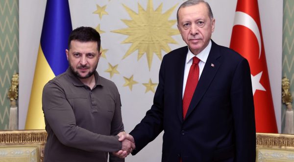 epa10733009 A handout photo made available by the Turkish Presidential press office shows Turkey's President Recep Tayyip Erdogan (R) and Ukraine's President Volodymyr Zelensky (L) posing before their meeting in Istanbul, Turkey, 07 July 2023.  EPA/MURAT CETIN MUHURDAR / HANDOUT  HANDOUT EDITORIAL USE ONLY/NO SALES