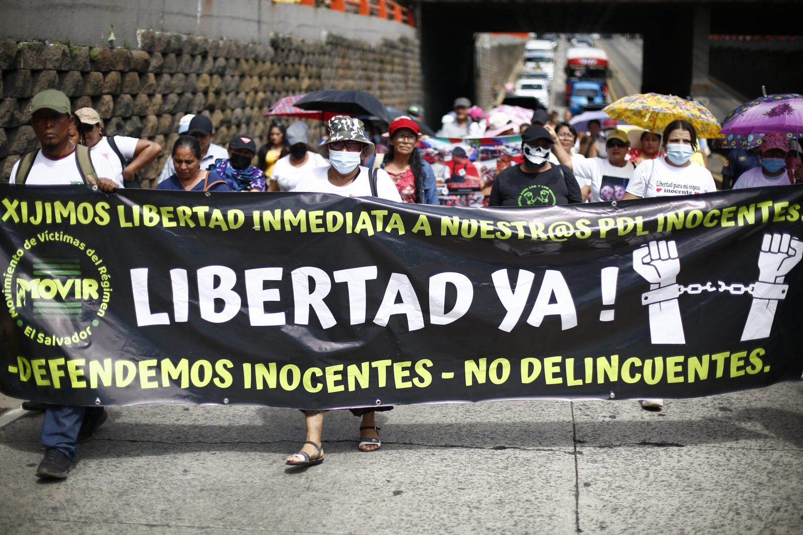 epa10733243 A group of relatives of detainees under state of emergency protest to demand the release of their relatives, especially pregnant women and children, in San Salvador, El Salvador, 07 July 2023. According to the protesters, dozens gathered at the El Salvador del Mundo Monument but police officers arrived at the scene to disperse them. Spokesperson for the UN High Commissioner for Human Rights Marta Hurtado said in March that over the past year, at least 65,000 people have been detained, including of children, under the state of emergency introduced on 27 March 2022.  EPA/Rodrigo Sura