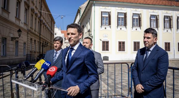 Zagreb, 8.7.2023 - Konferencija za novinare na kojoj su saborski zastupnici Mosta i Hrvatskih suverenista govoriti o zajedničkoj inicijativi. Na slici Marijan Pavliček, Božo Petrov, Željko Sačić i Nikola Grmoja.
Foto Hina/ Dario GRZELJ/ dag