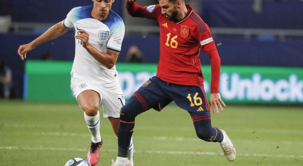 epa10734624 Curtis Jones (L) of England in action against Alex Baena (R) of Spain during the UEFA Under-21 Championship final match between England and Spain in Batumi, Georgia, 08 July 2023.  EPA/YURI KOCHETKOV