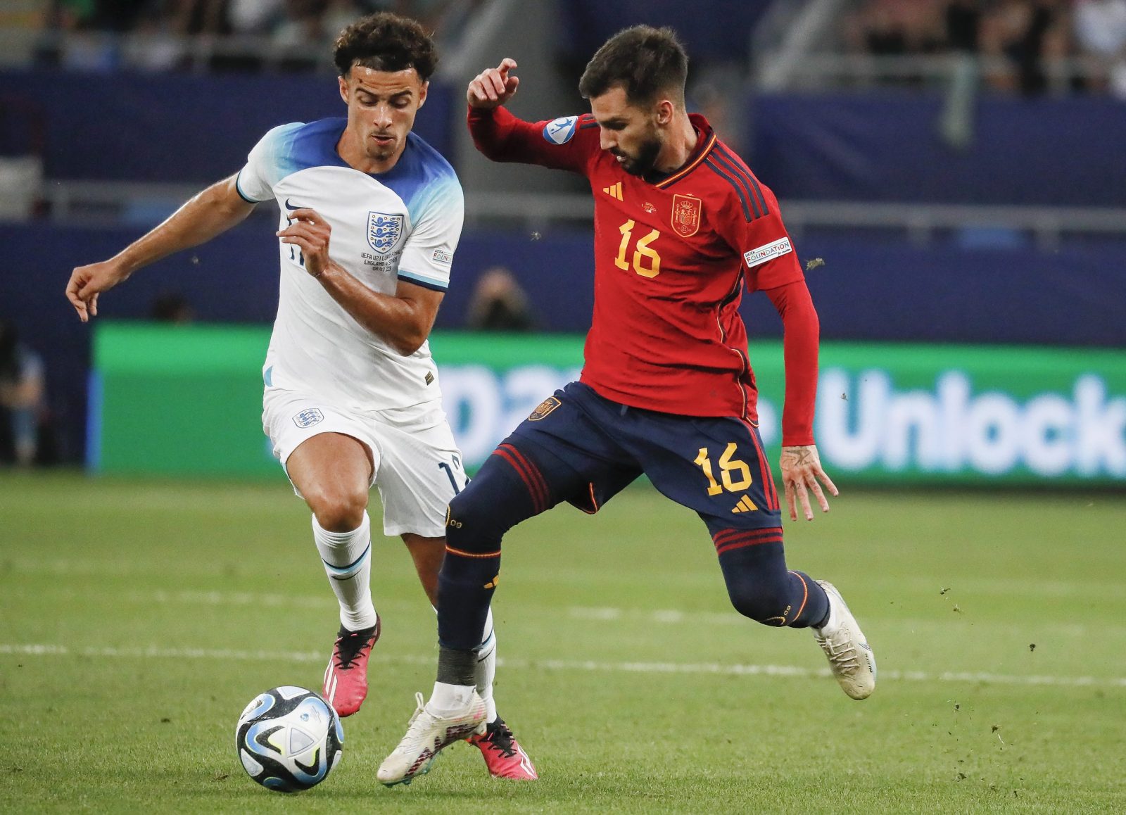 epa10734624 Curtis Jones (L) of England in action against Alex Baena (R) of Spain during the UEFA Under-21 Championship final match between England and Spain in Batumi, Georgia, 08 July 2023.  EPA/YURI KOCHETKOV