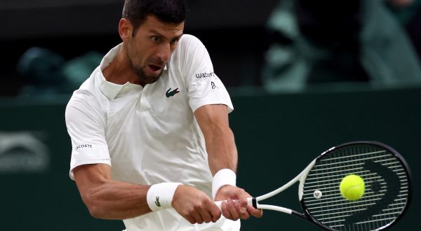 epa10736758 Novak Djokovic of Serbia plays Hubert Hurkacz of Poland in the Men's Singles 4th round match at the Wimbledon Championships, Wimbledon, Britain, 09 July 2023.  EPA/ISABEL INFANTES   EDITORIAL USE ONLY