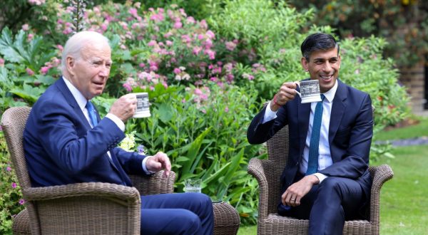 epa10737221 US President Joe Biden (L) and British Prime Minister Rishi Sunak (R) during their meeting at Downing Street in London, Britain, 10 July 2023. US President Biden is holding talks with Sunak and King Charles before heading on to the NATO summit in Lithuania.  EPA/CHRIS RATCLIFFE / POOL