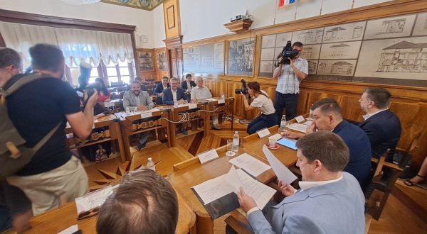 Pula, 10.07.2023 - Potpredsjednik Vlade i ministar mora, prometa i infrastrukture Oleg Butkoviæ boravio je u Puli, gdje je sudjelovao na radnom sastanku na temu sanacije pulskog lukobrana i rekonstrukcije Rive. foto HINA/ Daniel SPONZA/ ik