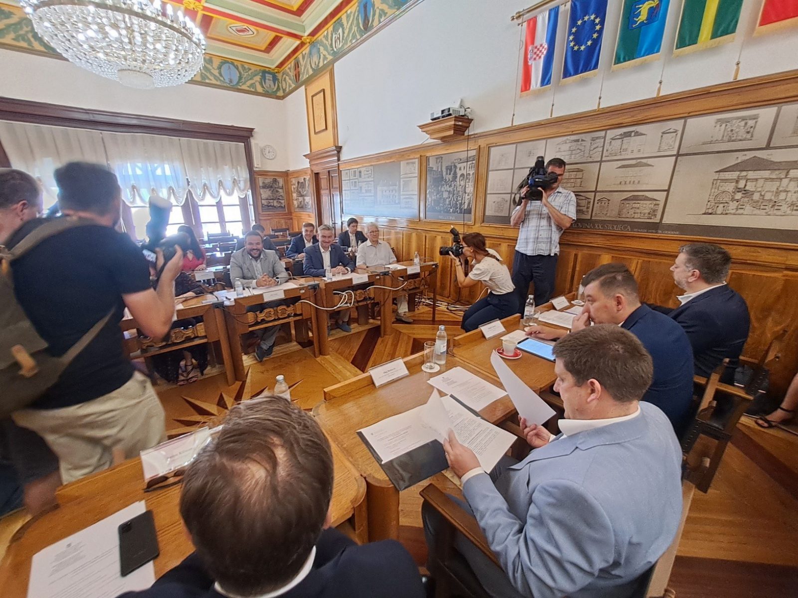 Pula, 10.07.2023 - Potpredsjednik Vlade i ministar mora, prometa i infrastrukture Oleg Butkoviæ boravio je u Puli, gdje je sudjelovao na radnom sastanku na temu sanacije pulskog lukobrana i rekonstrukcije Rive. foto HINA/ Daniel SPONZA/ ik