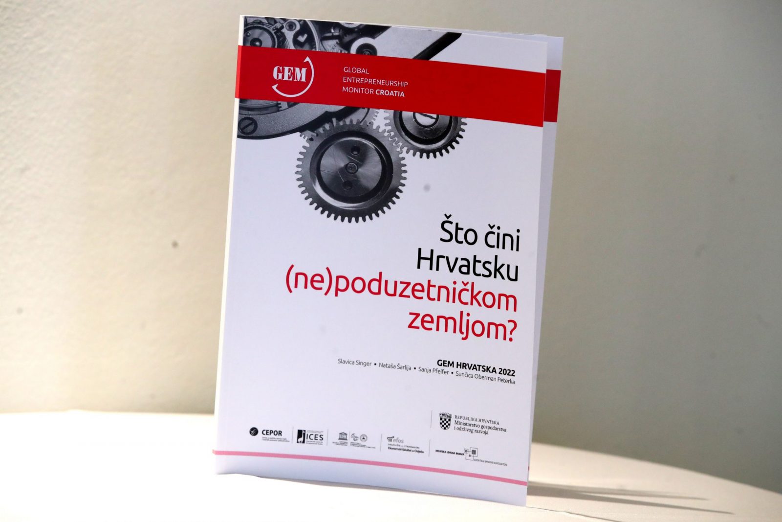 Zagreb, 11.07.2023. - Hrvatska udruga banaka i Centar za politiku razvoja malih i srednjih poduzeæa i poduzetnitva (CEPOR) predstavit æe GEM istraivanje za 2022. godinu na temu "to èini Hrvatsku (ne)poduzetnièkom zemljom?" Global Entrepreneurship Monitor (GEM) je svjetsko istraivanje poduzetnitva. U 2022. godini je sudjelovala 51 zemlja. Nakon predstavljanja istraivanja, odrat æe se rasprava s predstavnicima vlasti, poduzetnicima i ekonomistima. Na fotografiji broura istraivanja. foto HINA (Zvonimir KUHTIÆ) kuzo