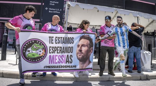 epa10740118 Soccer fans wait ahead of the arrival of Argentina's soccer player Lionel Messi to the DRV PNK Stadium, the home of the Inter Miami CF, in Fort Lauderdale, Florida, USA, 11 July 2023. Messi, who last year lifted the World Cup with Argentina, is expected to be signing a two-and-a-half-year contract with Inter Miami CF.  EPA/CRISTOBAL HERRERA-ULASHKEVICH