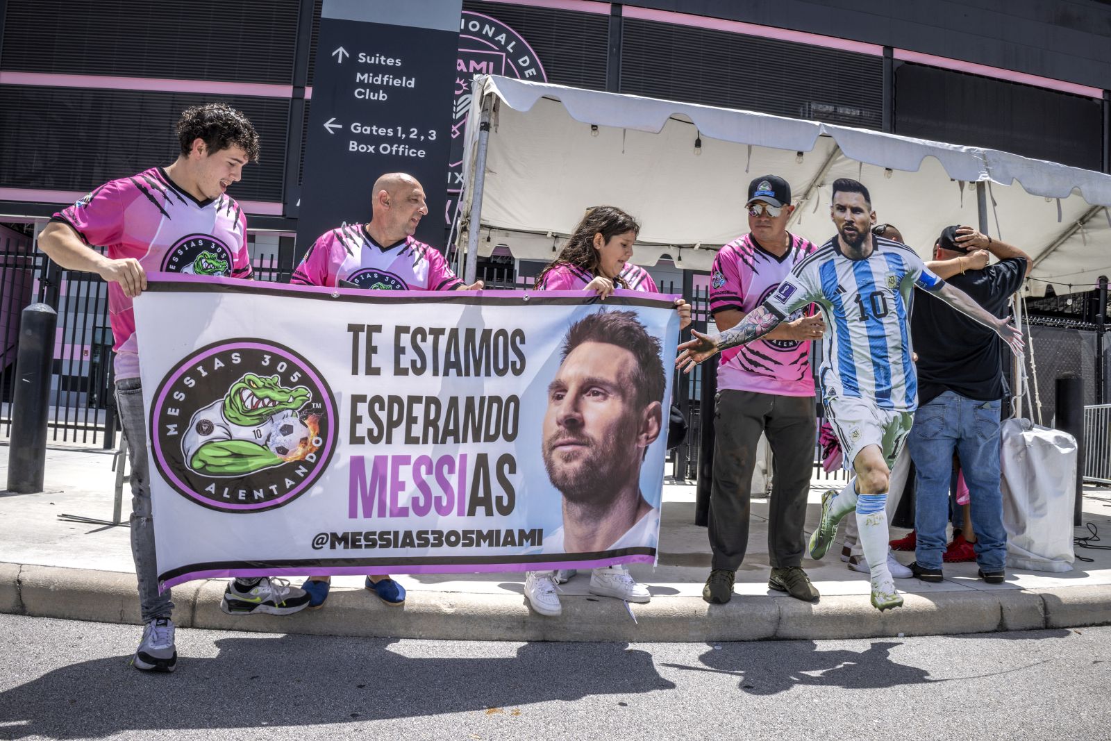 epa10740118 Soccer fans wait ahead of the arrival of Argentina's soccer player Lionel Messi to the DRV PNK Stadium, the home of the Inter Miami CF, in Fort Lauderdale, Florida, USA, 11 July 2023. Messi, who last year lifted the World Cup with Argentina, is expected to be signing a two-and-a-half-year contract with Inter Miami CF.  EPA/CRISTOBAL HERRERA-ULASHKEVICH