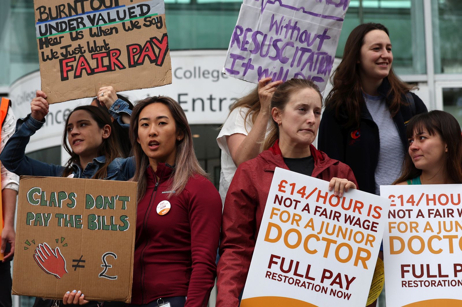 epa10743149 Junior doctors on strike at a picket outside UCL Hospital in London, Britain, 13 July 2023. Junior doctors have begun a five day strike across England over pay and conditions.  EPA/ANDY RAIN