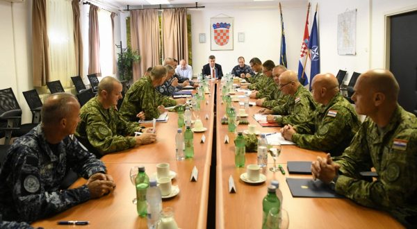 Zagreb, 13.07.2023 - Predsjednik Republike i vrhovni zapovjednik Oruanih snaga Republike Hrvatske Zoran Milanoviæ sastao se u èetvrtak, 13. srpnja 2023. godine na vojnom poligonu Eugen Kvaternik u Slunju s najviim zapovjednicima OSRH. foto HINA/ Ured predsjednika/Ana Marija Katiæ/ ik