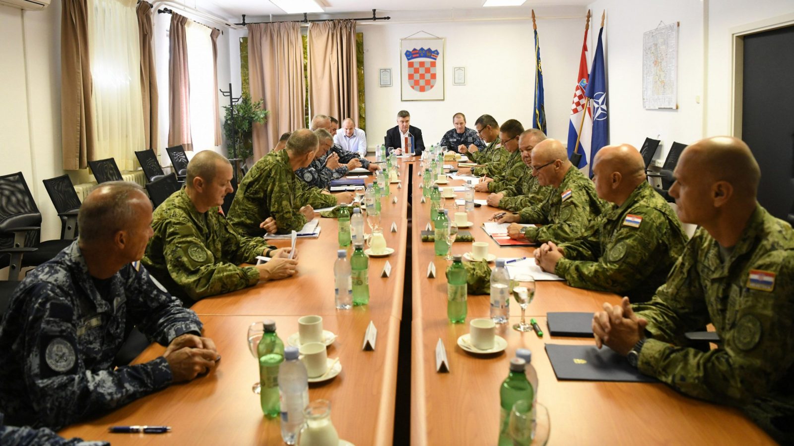 Zagreb, 13.07.2023 - Predsjednik Republike i vrhovni zapovjednik Oruanih snaga Republike Hrvatske Zoran Milanoviæ sastao se u èetvrtak, 13. srpnja 2023. godine na vojnom poligonu Eugen Kvaternik u Slunju s najviim zapovjednicima OSRH. foto HINA/ Ured predsjednika/Ana Marija Katiæ/ ik