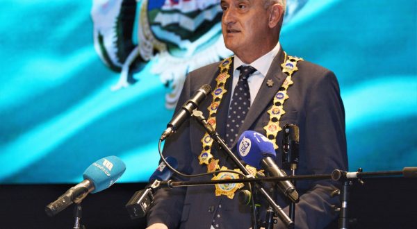 Karlovac, 13.7.2023.- Povodom obiljeavanja Dana grada Karlovca i njegova 444. roðendana, odrana je u èetvrtak sveèana sjednica Gradskog vijeæa na kojoj se gradska vlast pohvalila velikim brojem projekata te je naglaeno da je Karlovac postao veliko gradilite. Na slici gradonaèelnik Karlovca Damir Mandiæ. 
foto HINA/ Mladen VOLARIÆ/ ua