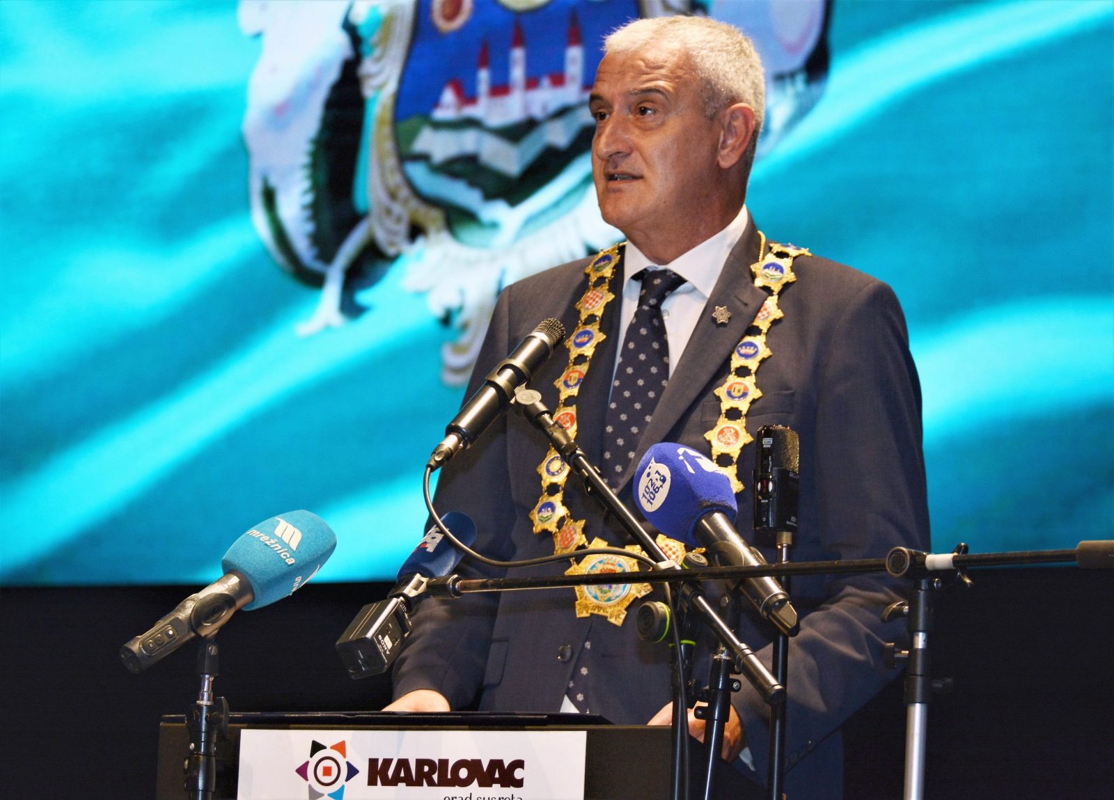 Karlovac, 13.7.2023.- Povodom obiljeavanja Dana grada Karlovca i njegova 444. roðendana, odrana je u èetvrtak sveèana sjednica Gradskog vijeæa na kojoj se gradska vlast pohvalila velikim brojem projekata te je naglaeno da je Karlovac postao veliko gradilite. Na slici gradonaèelnik Karlovca Damir Mandiæ. 
foto HINA/ Mladen VOLARIÆ/ ua