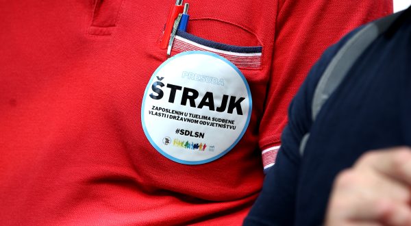 Zagreb, 14.07.2023. - Predstavnici Koordinacije hrvatskih branitelja 
Domovinskog rata koji rade u sustavu pravosuða zapalili su svijeæe i poloili vijenac ispred Spomenika domovini na Trgu Stjepana Radiæa u povodu trajka koji je SDLSN RH pokrenuo 5. lipnja. Prigodni govor predstavnici te koordinacije odrali su ispred Ministarstva pravosuða i uprave u Ulici grada Vukovara. foto HINA /Zvonimir KUHTIÆ/ kuzo