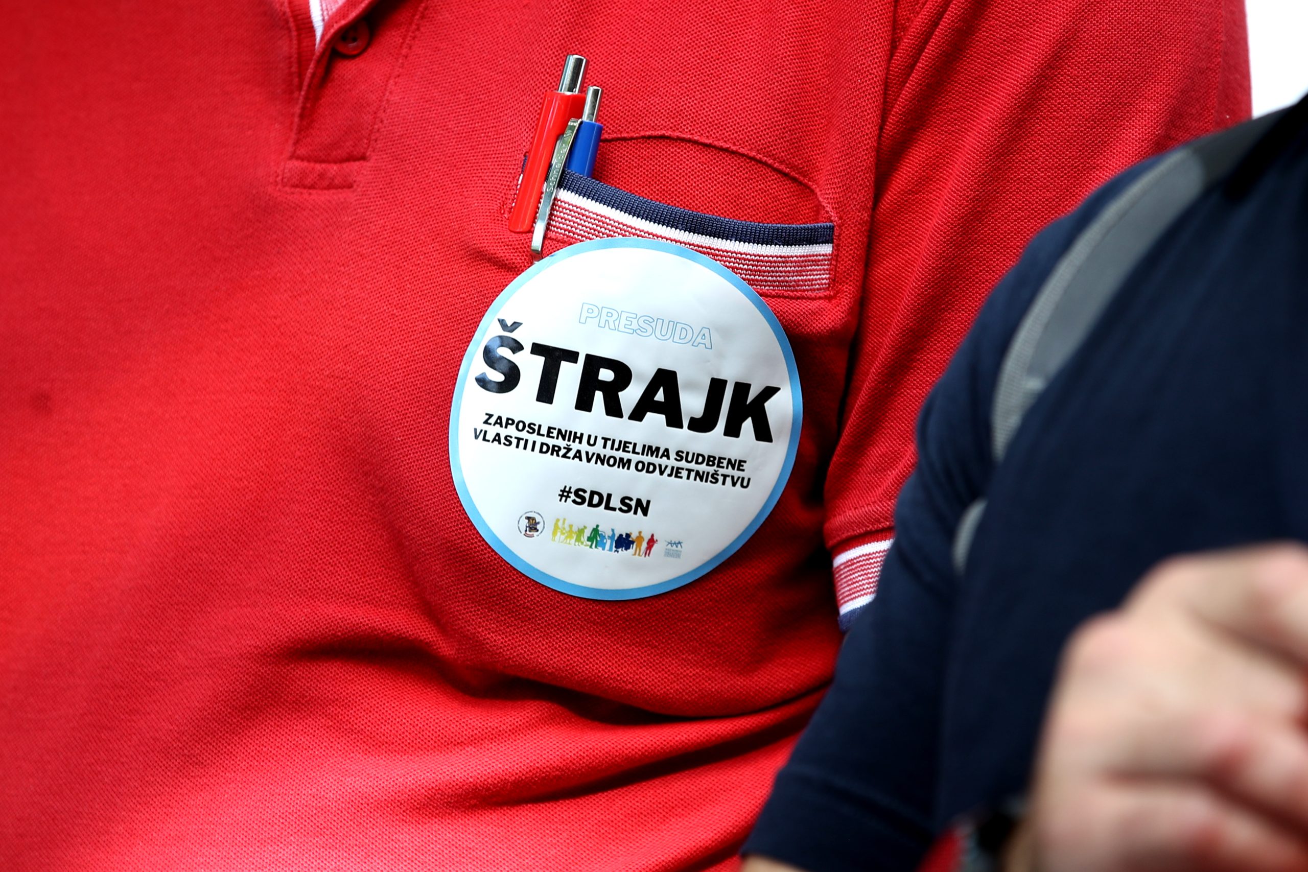 Zagreb, 14.07.2023. - Predstavnici Koordinacije hrvatskih branitelja 
Domovinskog rata koji rade u sustavu pravosuða zapalili su svijeæe i poloili vijenac ispred Spomenika domovini na Trgu Stjepana Radiæa u povodu trajka koji je SDLSN RH pokrenuo 5. lipnja. Prigodni govor predstavnici te koordinacije odrali su ispred Ministarstva pravosuða i uprave u Ulici grada Vukovara. foto HINA /Zvonimir KUHTIÆ/ kuzo