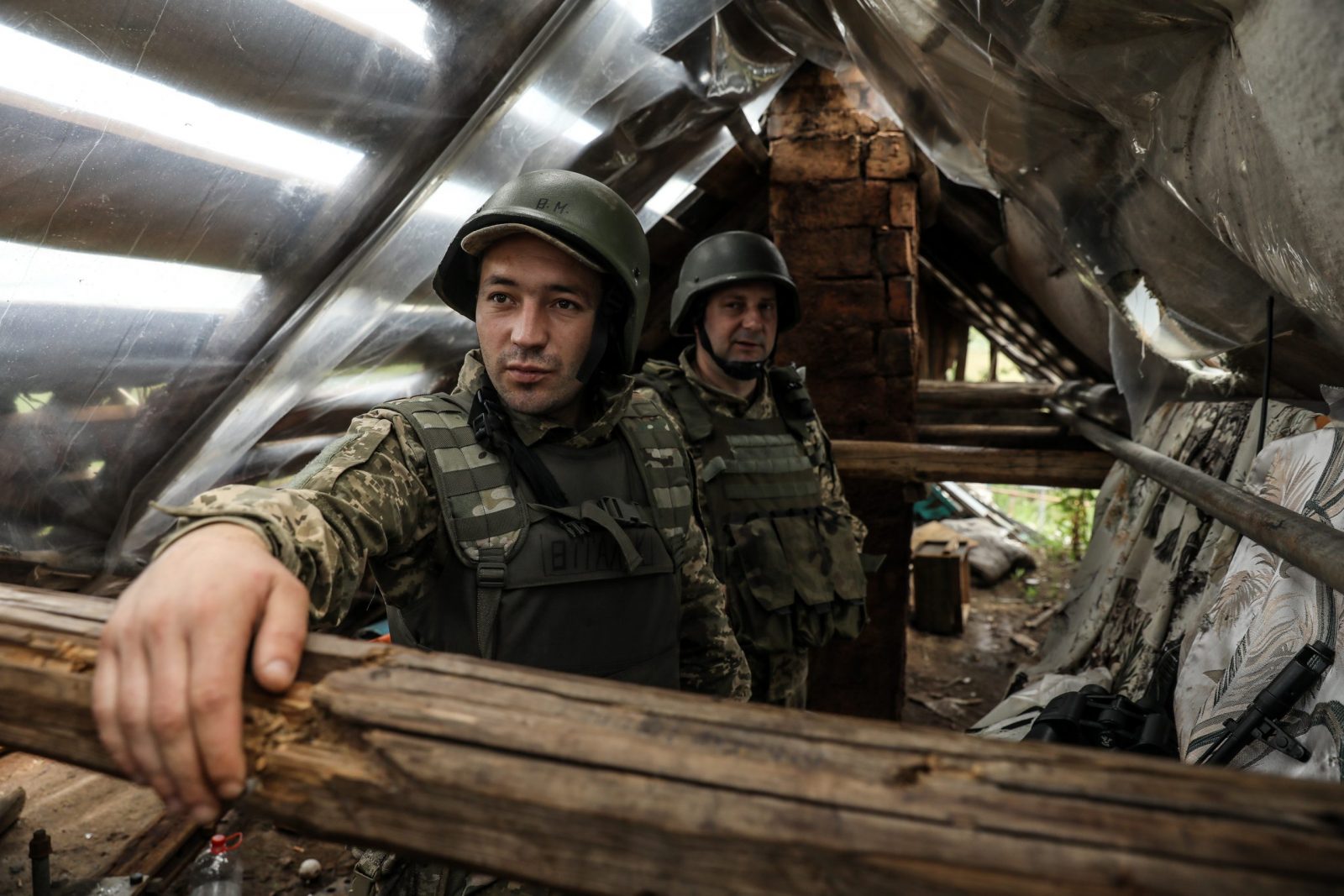 epa10746007 Ukrainian servicemen of the 24th Separate Mechanized Brigade named after 'King Danylo' at a position in the Donetsk region, eastern Ukraine, 14 July 2023, amid the Russian invasion. Russian troops entered Ukraine on 24 February 2022 starting a conflict that has provoked destruction and a humanitarian crisis.  EPA/OLEG PETRASYUK