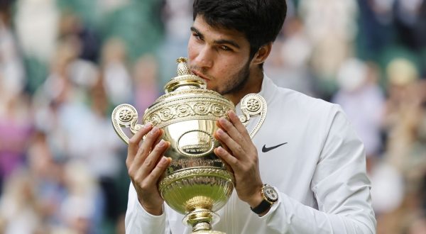 epa10750304 Carlos Alcaraz of Spain poses with the trophy after winning his Men's Singles final match against Novak Djokovic of Serbia at the Wimbledon Championships, Wimbledon, Britain, 16 July 2023.  EPA/TOLGA AKMEN   EDITORIAL USE ONLY  EDITORIAL USE ONLY