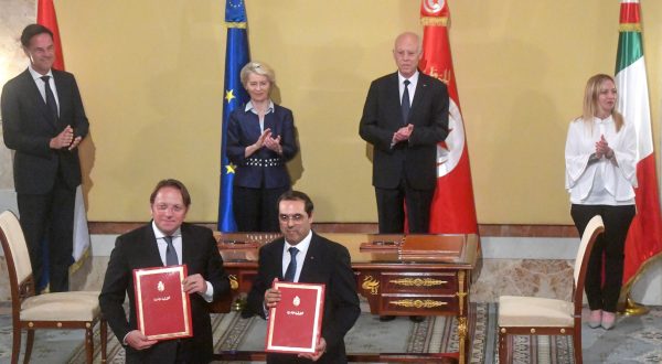 epa10750348 A handout photo made available by the Tunisia Presidency's press service shows (Back, L-R) Dutch Prime Minister Mark Rutte, European Commission President Ursula von der Leyen, Tunisia's President Kais Saied, and Italian Prime Minister Giorgia Meloni applauding during a press conference after the signing of a 'strategic partnership' agreement between Tunisia and the EU at the presidential palace in Carthage, Tunis, Tunisia, 16 July 2023. European leaders are in Tunisia for a meeting on a proposed migration deal between the European Union (EU) and Tunisia.  EPA/TUNISIA PRESIDENCY / HANDOUT  HANDOUT EDITORIAL USE ONLY/NO SALES