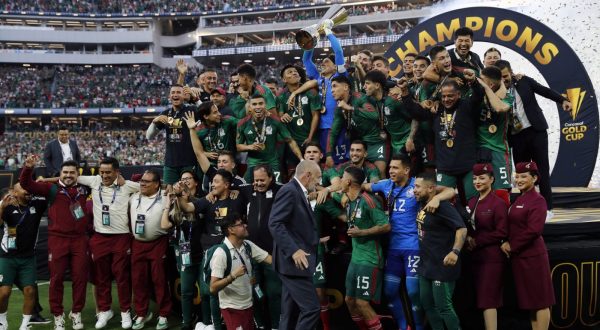 epa10750714 Mexican players celebrate holding the trophy after their victory over Panama during the CONCACAF Gold Cup final between Panama and Mexico at the SoFi Stadium in Los Angeles, California, USA, 16 July 2023.  EPA/ETIENNE LAURENT