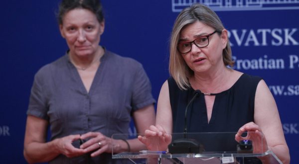 Zagreb, 17.07.2023. - Konferencija za novinare na kojoj je Sandra Benčić, koordinatorica stranke Možemo! govorila o više aspekata odgovornosti predsjednika Vlade RH Andreja Plenkovića u plinskoj aferi koja trese Hrvatsku.
Na fotografiji Sandra Benčić.
foto HINA/ Edvard ŠUŠAK/ es