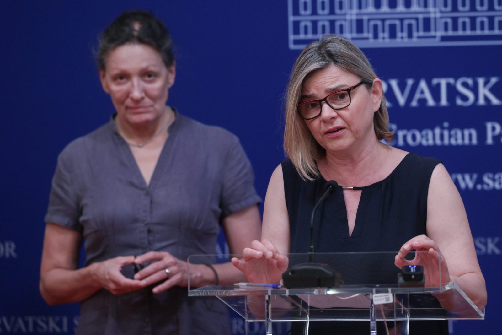 Zagreb, 17.07.2023. - Konferencija za novinare na kojoj je Sandra Benčić, koordinatorica stranke Možemo! govorila o više aspekata odgovornosti predsjednika Vlade RH Andreja Plenkovića u plinskoj aferi koja trese Hrvatsku.
Na fotografiji Sandra Benčić.
foto HINA/ Edvard ŠUŠAK/ es