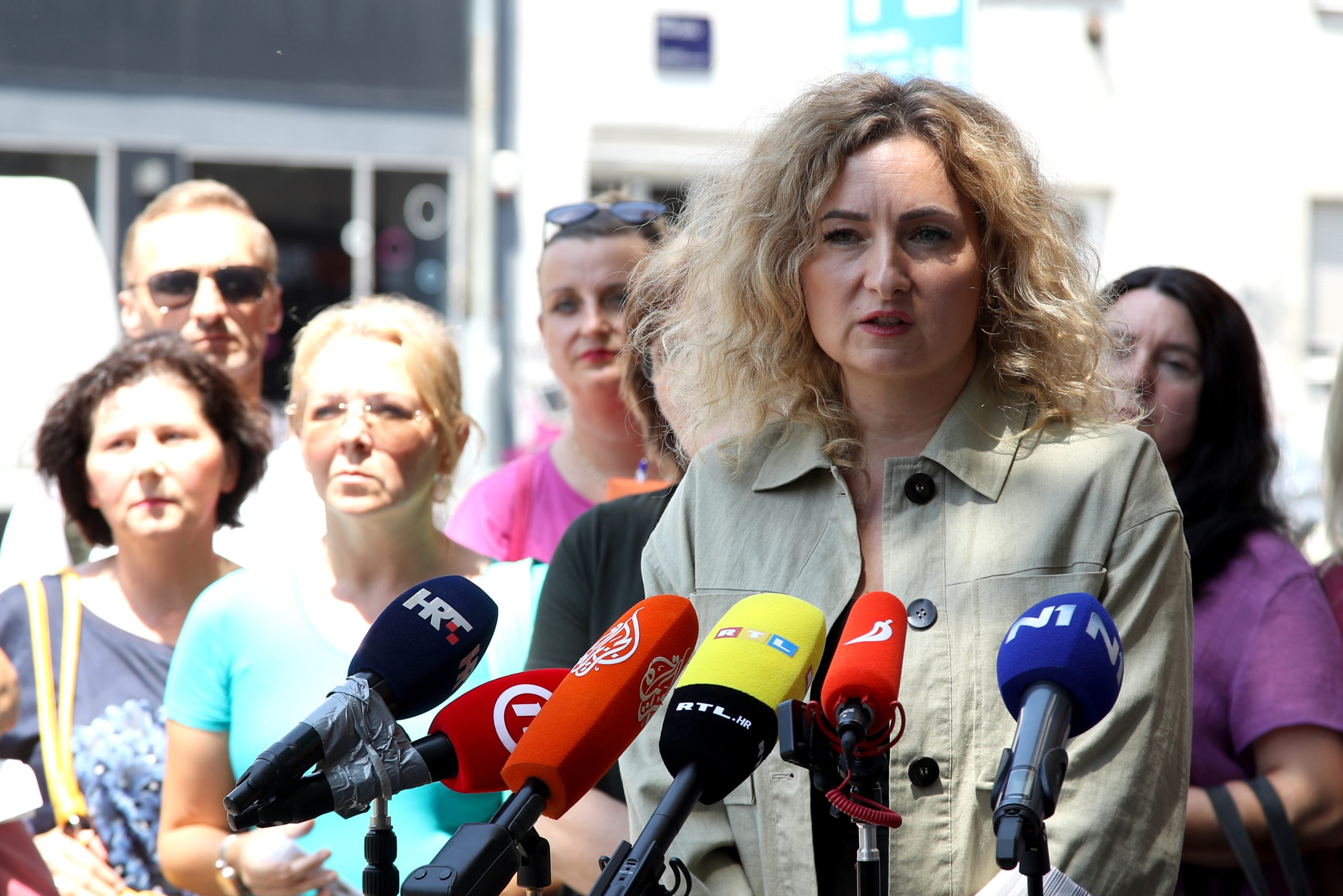 Zagreb, 17.07.2023. - Predsjednica Sindikata dravnih i lokalnih slubenika i namjetenika RH Iva ukoviæ obratila se medijima ispred sjedita SDLSN RH, na Trgu kralja Petra Kreimira IV. Obraæanju je prethodio sastanak svih sindikalnih povjerenika u tijelima sudbene vlasti i dravnom odvjZagreb, 17.07.2023. - Predsjednica Sindikata dravnih i lokalnih slubenika i namjetenika RH Iva ukoviæ obratila se medijima ispred sjedita SDLSN RH, na Trgu kralja Petra Kreimira IV. Obraæanju je prethodio sastanak svih sindikalnih povjerenika u tijelima sudbene vlasti i dravnom odvjetnitvu. foto HINA /Zvonimir KUHTIÆ/ kuzo