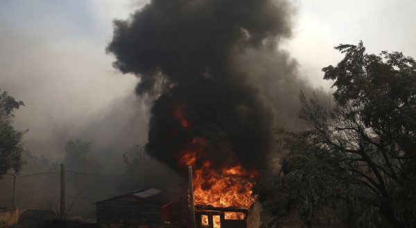 epa10751951 A house is on fire during a wildfire at Lagonisi area, Greece, 17 July 2023. Firefighting forces are battling a blaze that broke out in the Kouvaras area in Attica, while a warning was sent via the emergency number 112 to evacuate several settlements in southeast Attica. A force of 55 firefighters and 20 fire engines, two units on foot and 31 Romanian firefighters with five water tankers have been deployed to put out the fire, assisted by six fire-fighting aircraft and four helicopters from the air.  EPA/YANNIS KOLESIDIS