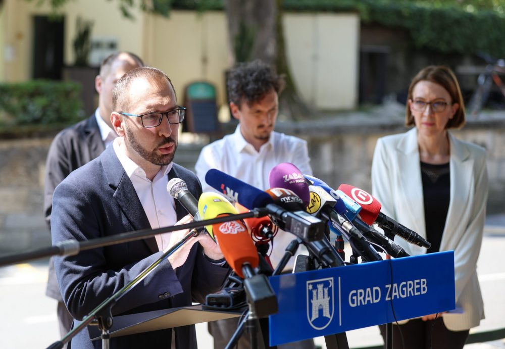 Zagreb, 18.07.2023 - Gradonačelnik Tomislav Tomašević i zamjenici Danijela Dolenec i Luka Korlaet predstavili su nove podzemne spremnike za otpad i nove značajke aplikacije "RazvrstajMojZG". Nakon toga će održali su  redovnu konferenciju za novinare. Na slici Tomislav Tomašević.
foto HINA/ Damir SENČAR/ ds