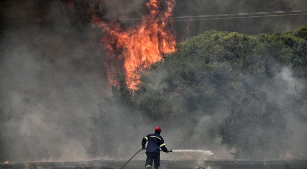 epa10753862 A firefighter operates during a wildfire at Aghios Charalambos area in Loutraki, Corinth, Greece, 18 July 2023. The Fire Brigade recommended the precautionary evacuation of the settlements Aghios Charalambos and Panorama in Loutraki. The fire front was burning over the Kallithea location and moving south-southeast above the Athens-Corinth national highway.  EPA/VASILIS PSOMAS