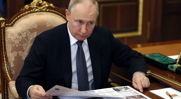 epa10754080 Russian President Vladimir Putin meets with Saratov Region Governor Roman Busargin (unseen) at the Moscow Kremlin. in Moscow, Russia, 18 July 2023.  EPA/ALEXANDER KAZAKOV / SPUTNIK / KREMLIN POOL