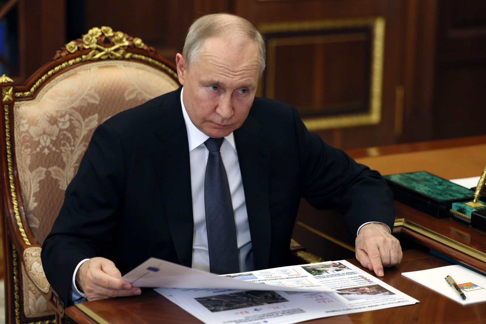 epa10754080 Russian President Vladimir Putin meets with Saratov Region Governor Roman Busargin (unseen) at the Moscow Kremlin. in Moscow, Russia, 18 July 2023.  EPA/ALEXANDER KAZAKOV / SPUTNIK / KREMLIN POOL