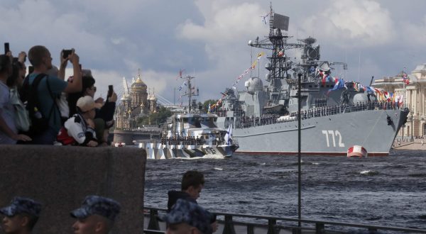 epa10755079 People look on as Russian warships take part in rehearsals for the 'Russia Navy Day' parade in St. Petersburg, Russia, 19 July 2023. The 'Russia Navy Day' is celebrated on the last Sunday in July.  EPA/ANATOLY MALTSEV