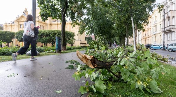 Zagreb, 19.07.2023. - Nakon kratkog i olujnog nevremena, život u centru Zagreba se polako vraća u normalu.
foto HINA/ Edvard ŠUŠAK/ es
