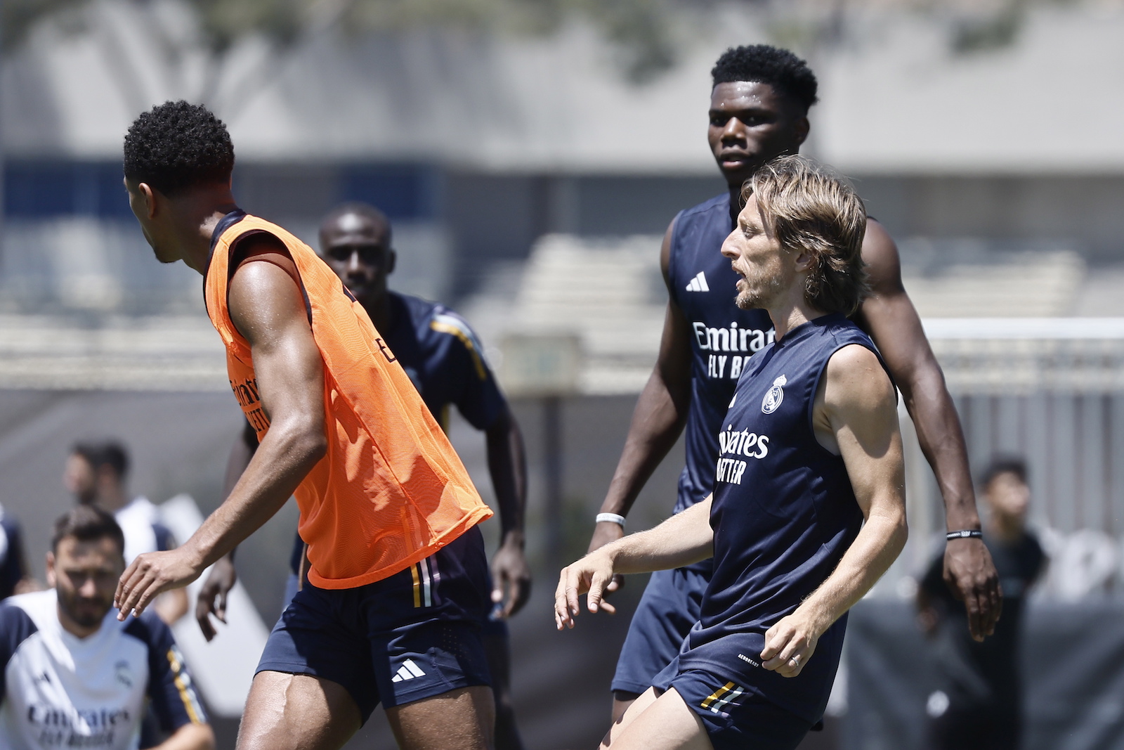 epa10758950 Luka Modric (R) trains with Real Madrid CF teammates in Los Angeles, California, USA, 20 July 2023. Real Madrid are in the US for their 2023 tour which will start with a match against AC Milan on 24 July in Loas Angeles.  EPA/ETIENNE LAURENT