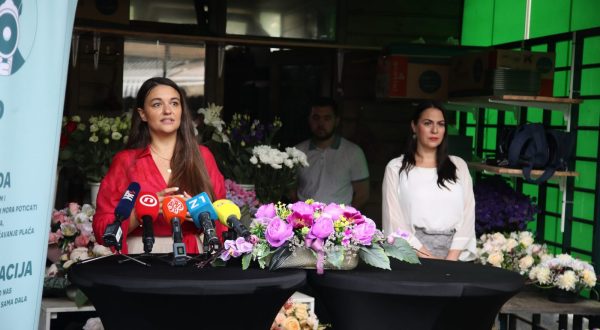 Zagreb, 20.07.2023. - Udruga "Glas poduzetnika" organizirala je konferenciju za novinare na kojoj je predstavljen stav poduzetnika i obrtnika u vezi novog zakona o radu nedjeljom, a koji posebno pogaða male obrtnike poput cvjeæarnica, suvenirnica, pekara, tobacco shopova i malih trgovina, koji u prosjeku ostvaruju treæinu svojih godinjih prihoda upravo tijekom radnih nedjelja. Na fotografiji odvjetnica Doroteja Jurèiæ (L).  foto HINA /Zvonimir KUHTIÆ/ kuzo