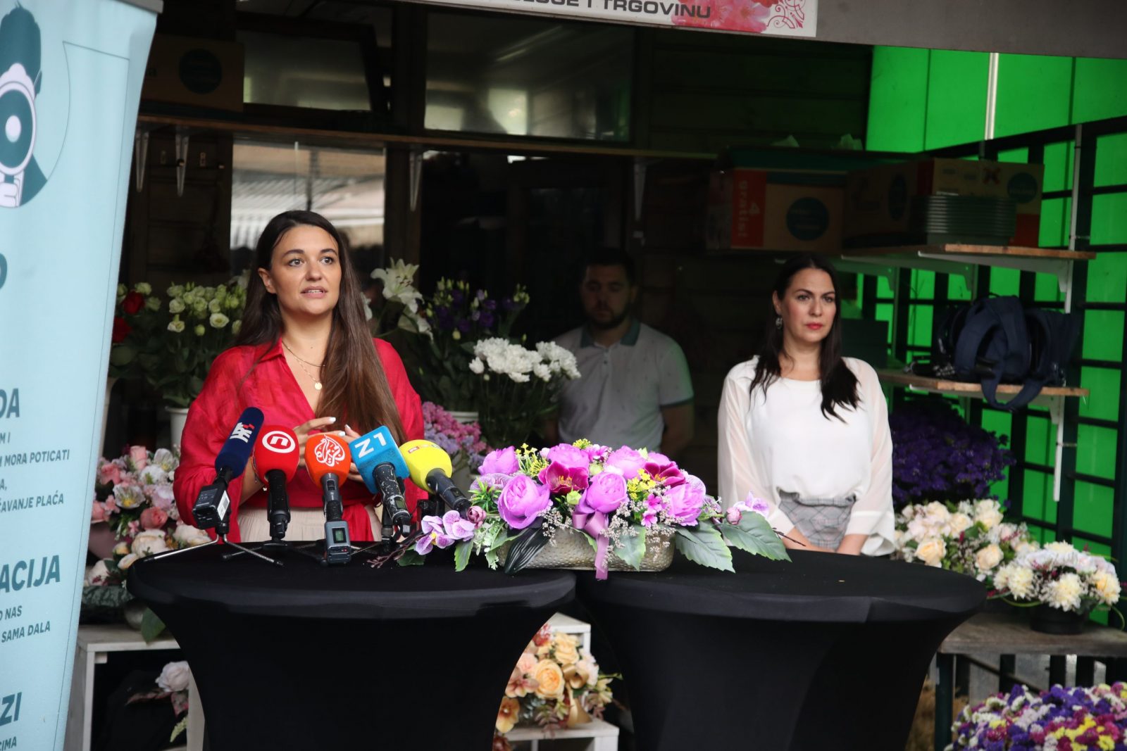 Zagreb, 20.07.2023. - Udruga "Glas poduzetnika" organizirala je konferenciju za novinare na kojoj je predstavljen stav poduzetnika i obrtnika u vezi novog zakona o radu nedjeljom, a koji posebno pogaða male obrtnike poput cvjeæarnica, suvenirnica, pekara, tobacco shopova i malih trgovina, koji u prosjeku ostvaruju treæinu svojih godinjih prihoda upravo tijekom radnih nedjelja. Na fotografiji odvjetnica Doroteja Jurèiæ (L).  foto HINA /Zvonimir KUHTIÆ/ kuzo