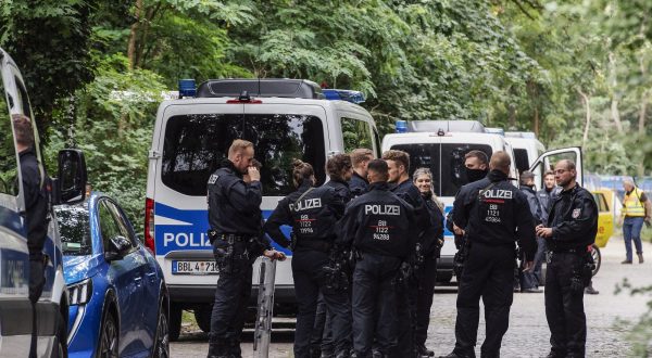 epa10759514 Police officers arrive for a patrol during the continued search for an escaped lion at the Zehlendorf district of Berlin, Germany, 21 July 2023. German authorities warned people in the southern suburbs of Berlin on 20 July of a potentially dangerous animal believed to be a lioness on the loose. Police are searching for the animal already on the second day.  EPA/STRINGER
