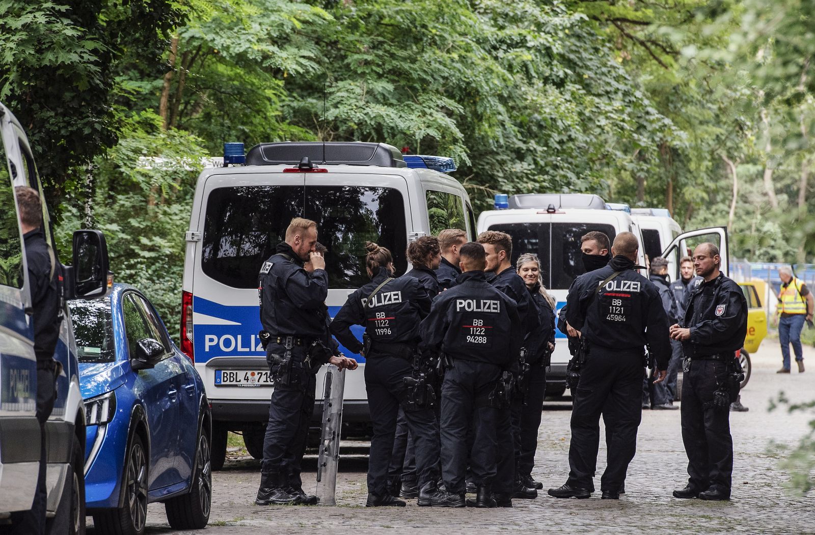 epa10759514 Police officers arrive for a patrol during the continued search for an escaped lion at the Zehlendorf district of Berlin, Germany, 21 July 2023. German authorities warned people in the southern suburbs of Berlin on 20 July of a potentially dangerous animal believed to be a lioness on the loose. Police are searching for the animal already on the second day.  EPA/STRINGER