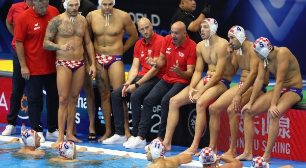 epa10760099 Croatia's head coach Ivica Tucak (4ÐR) gives instructions to his players in the Men's Water Polo preliminary round match between Croatia and Japan during the World Aquatics Championships 2023 in Fukuoka, Japan, 21 July 2023.  EPA/KIYOSHI OTA