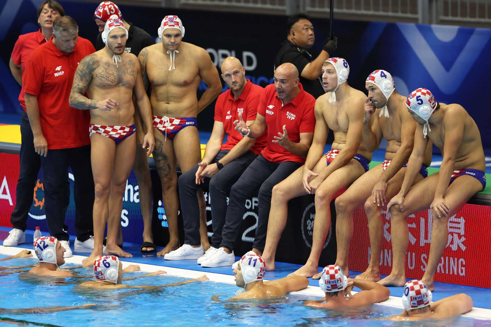 epa10760099 Croatia's head coach Ivica Tucak (4ÐR) gives instructions to his players in the Men's Water Polo preliminary round match between Croatia and Japan during the World Aquatics Championships 2023 in Fukuoka, Japan, 21 July 2023.  EPA/KIYOSHI OTA