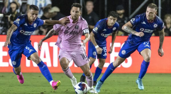 epa10761298 Inter Miami CF player Argentine Lionel Messi (2-L) in action against Cruz Azul Midfielder Kevin Castano (L) and his team mate Cruz Azul Forward Rodolfo Rotondi (R) during the Soccer Leagues Cup match between Cruz Azul and Inter Miami CF outside DRV PNK Stadium in Fort Lauderdale, Florida, USA, 21 July 2023.  EPA/CRISTOBAL HERRERA-ULASHKEVICH
