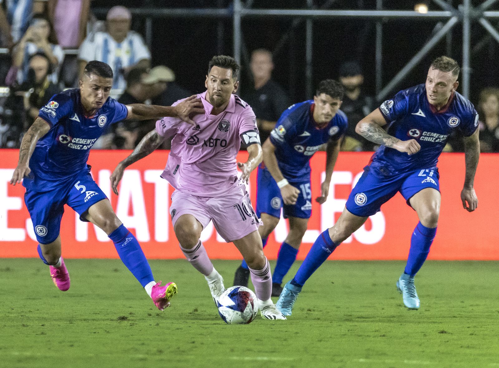 epa10761298 Inter Miami CF player Argentine Lionel Messi (2-L) in action against Cruz Azul Midfielder Kevin Castano (L) and his team mate Cruz Azul Forward Rodolfo Rotondi (R) during the Soccer Leagues Cup match between Cruz Azul and Inter Miami CF outside DRV PNK Stadium in Fort Lauderdale, Florida, USA, 21 July 2023.  EPA/CRISTOBAL HERRERA-ULASHKEVICH