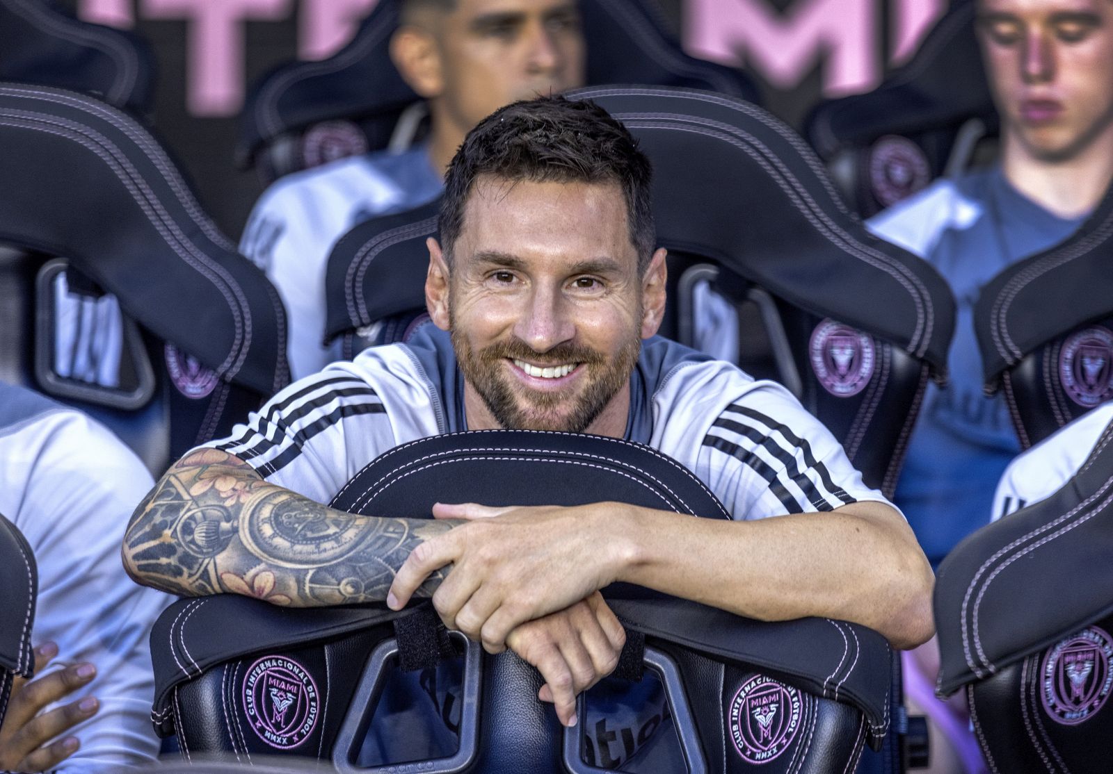 epa10761206 Argentine Lionel Messi, Inter Miami CF player sits on the team bench before the Soccer Leagues Cup match between Cruz Azul and Inter Miami CF outside DRV PNK Stadium in Fort Lauderdale, Florida, USA, 21 July 2023.  EPA/CRISTOBAL HERRERA-ULASHKEVICH