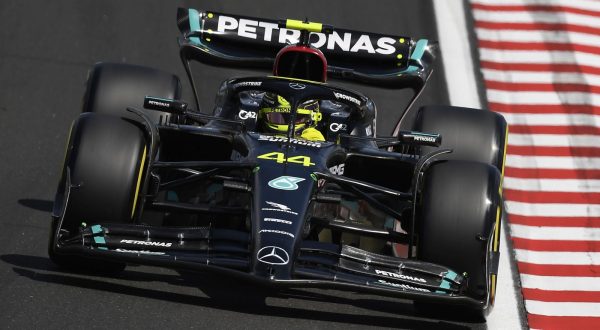 epa10761938 Mercedes-AMG Petronas driver Lewis Hamilton of Britain steers his car during the third practice session at the Hungaroring Circuit race track in Mogyorod, near Budapest, Hungary, 22 July 2023. The 2023 Formula 1 Hungarian Grand Prix is held on 23 July.  EPA/Tamas Kovacs HUNGARY OUT