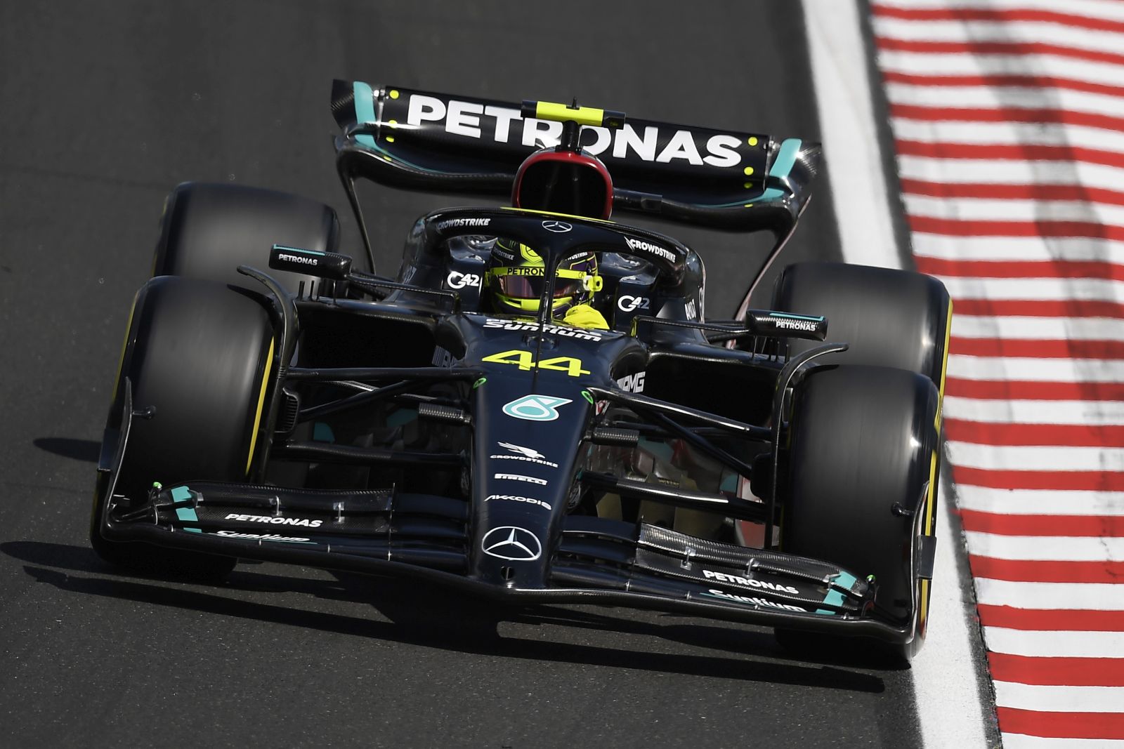 epa10761938 Mercedes-AMG Petronas driver Lewis Hamilton of Britain steers his car during the third practice session at the Hungaroring Circuit race track in Mogyorod, near Budapest, Hungary, 22 July 2023. The 2023 Formula 1 Hungarian Grand Prix is held on 23 July.  EPA/Tamas Kovacs HUNGARY OUT