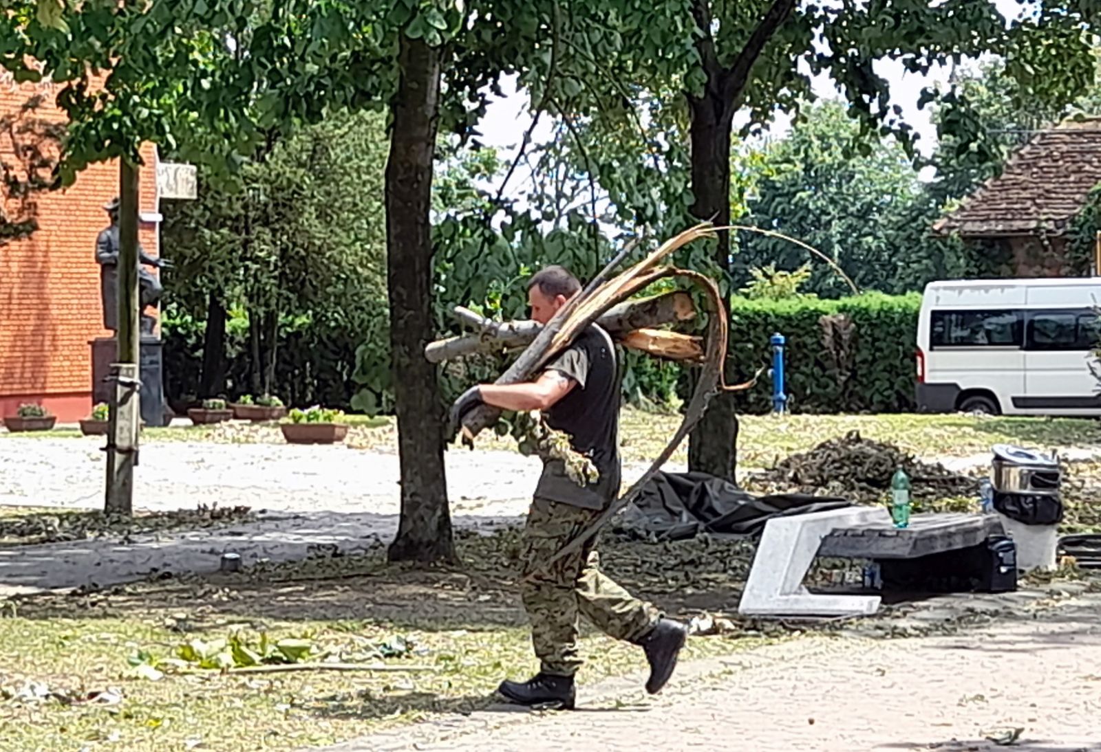 Cerna, 22.7.2023.- Hrvatska vojska æe na podruèjima stradalim u olujom nevremenu u dijelovima Vukovarsko-srijemske upanije biti dok god to bude potrebno, poruèio je ministar obrane Mario Banoiæ koji je u subotu u Cerni kod upanje obiao vojnike koji pomau na otklanjanju posljedica nevremena. 
foto HINA/ eljko Draenoviæ/ ua