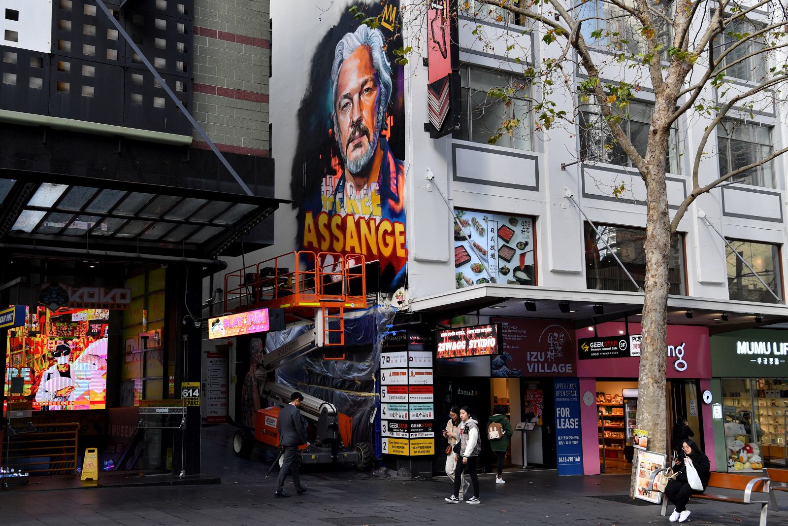 epa10765306 A mural of imprisoned Australian editor, publisher, and activist Julian Assange by artist Scottie Marsh is painted on the side of a building in the CBD of Sydney, Australia, 24 July 2023.  EPA/BIANCA DE MARCHI  AUSTRALIA AND NEW ZEALAND OUT